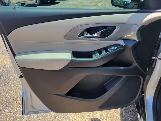 2022 Silver Ice Metallic Chevrolet Traverse