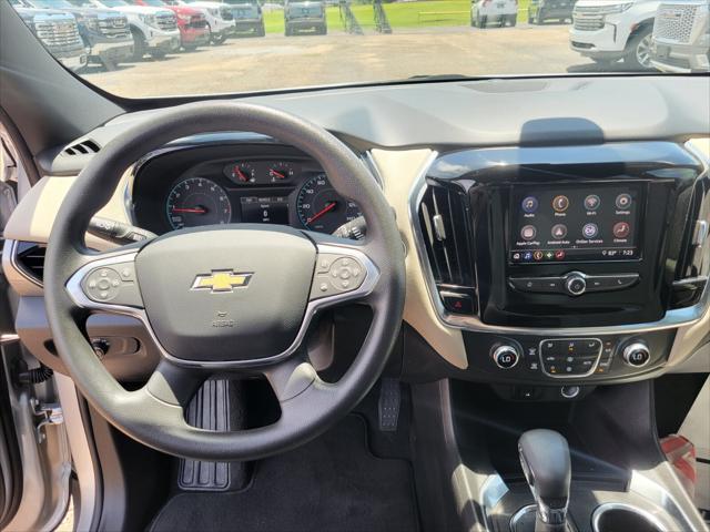 2022 Silver Ice Metallic Chevrolet Traverse
