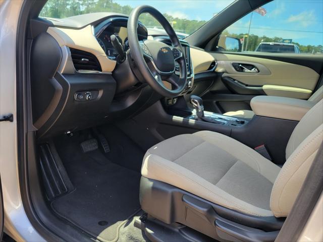 2022 Silver Ice Metallic Chevrolet Traverse