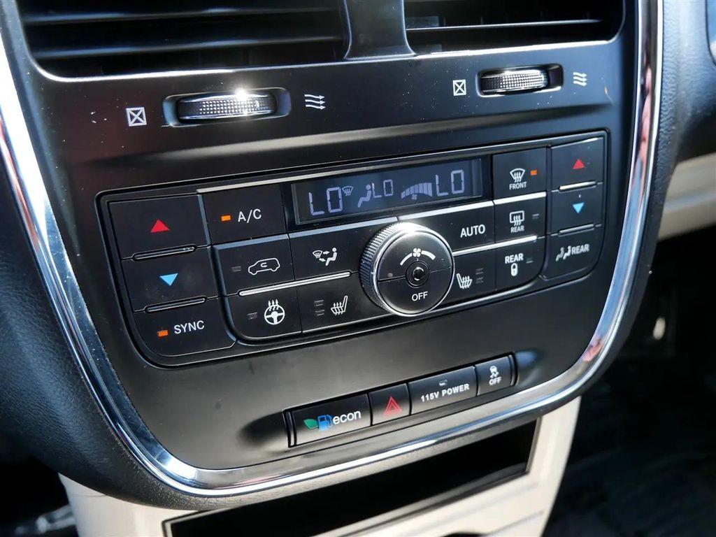 2015 Brilliant Black Crystal Pearlcoat Chrysler Town & Country