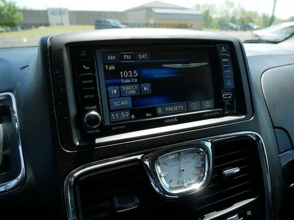 2015 Brilliant Black Crystal Pearlcoat Chrysler Town & Country