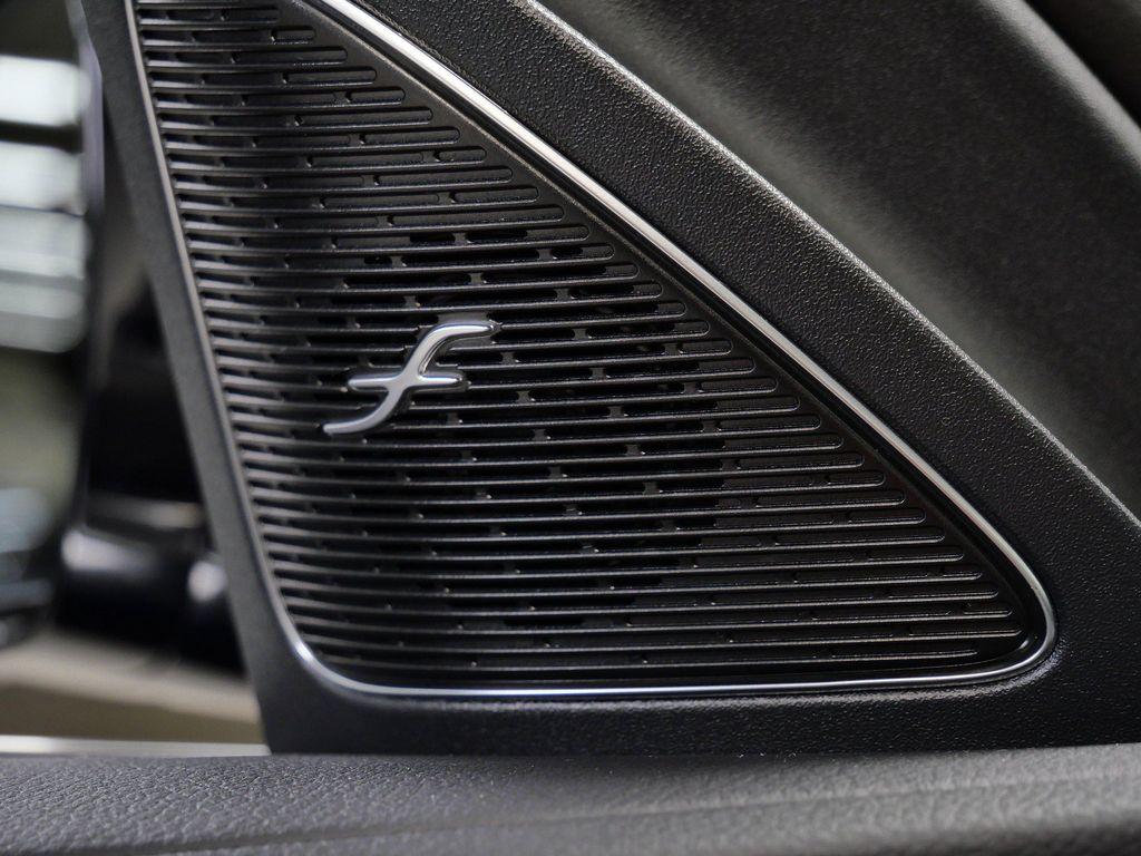 Mercedes-Benz E-Class view 32