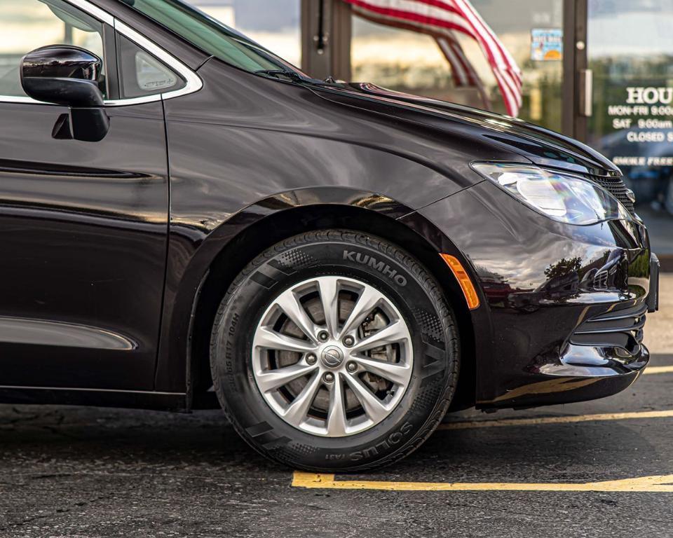 used 2018 Chrysler Pacifica car, priced at $13,871