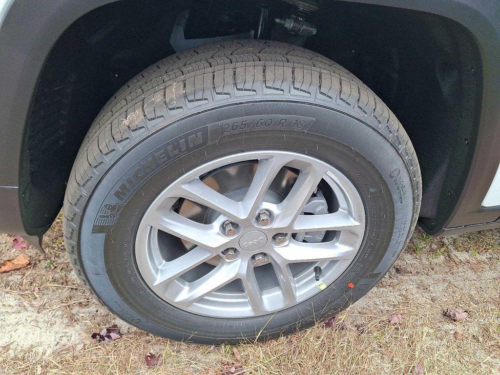 new 2025 Jeep Grand Cherokee car, priced at $43,575