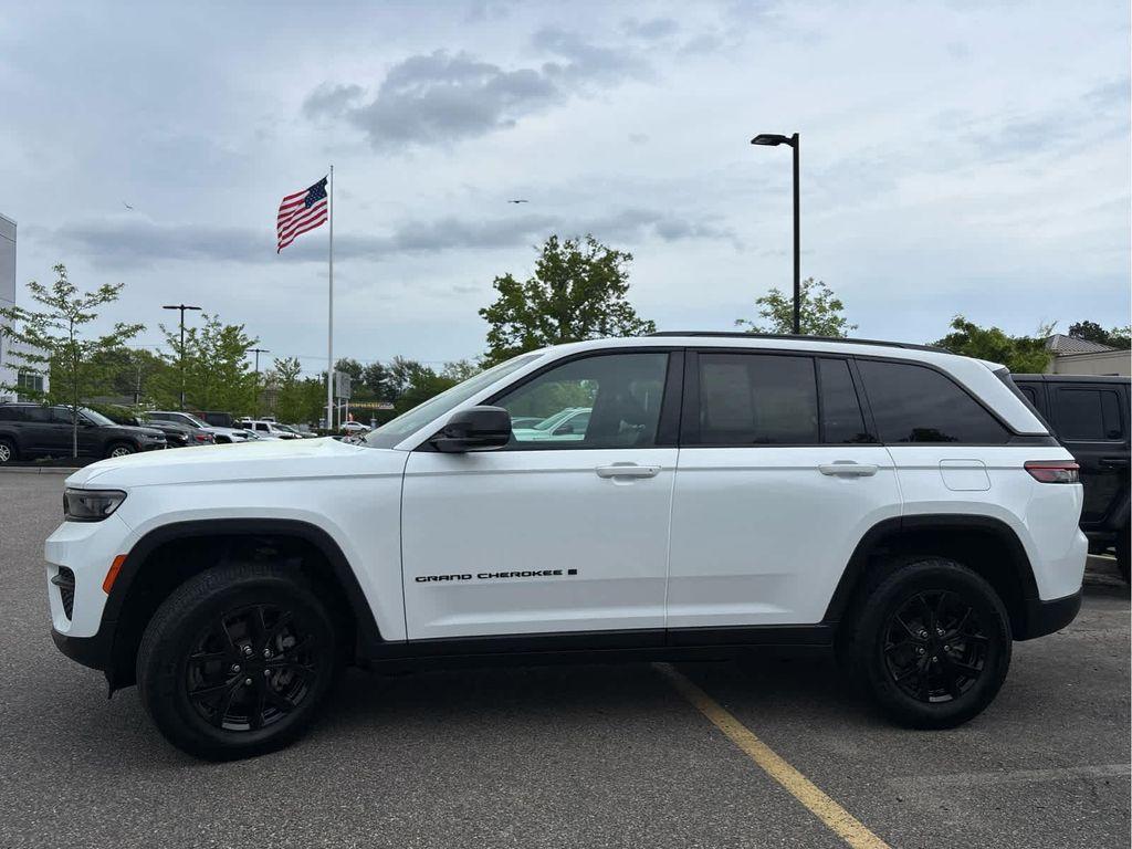 used 2024 Jeep Grand Cherokee car, priced at $35,286