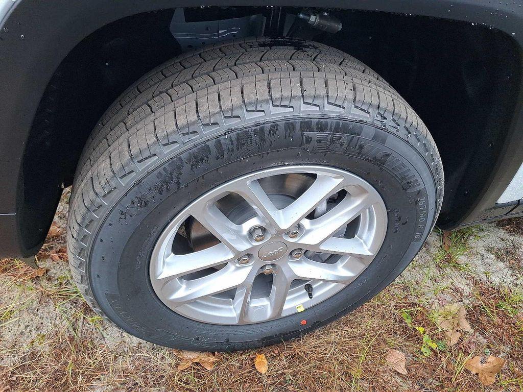new 2025 Jeep Grand Cherokee car, priced at $43,575