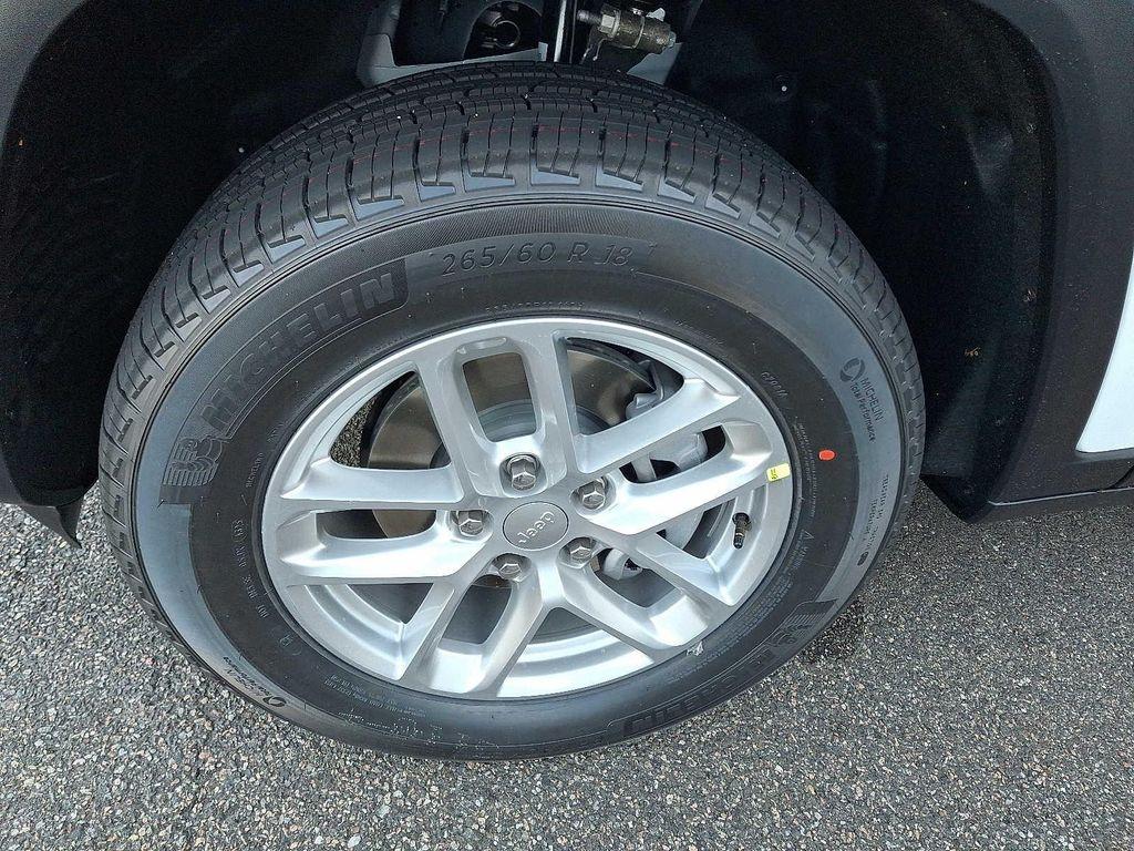 new 2025 Jeep Grand Cherokee car, priced at $43,575