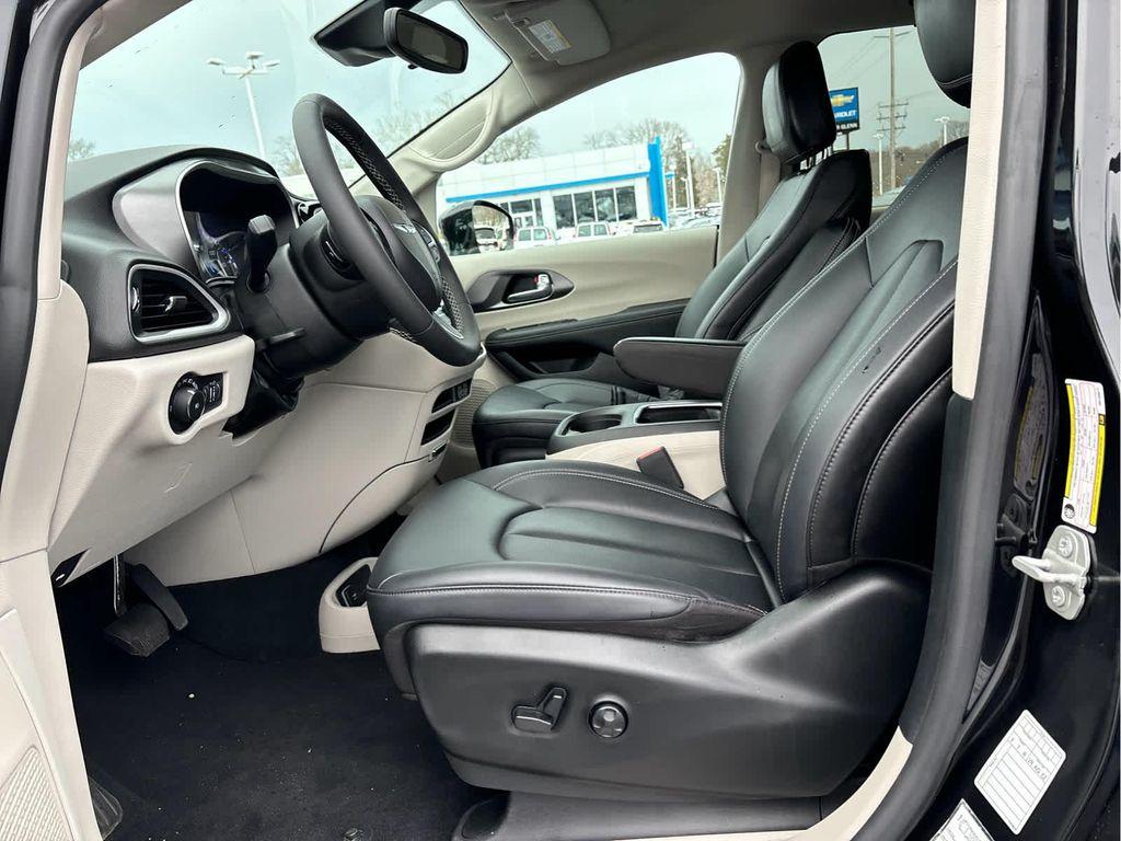 used 2024 Chrysler Pacifica car, priced at $28,220