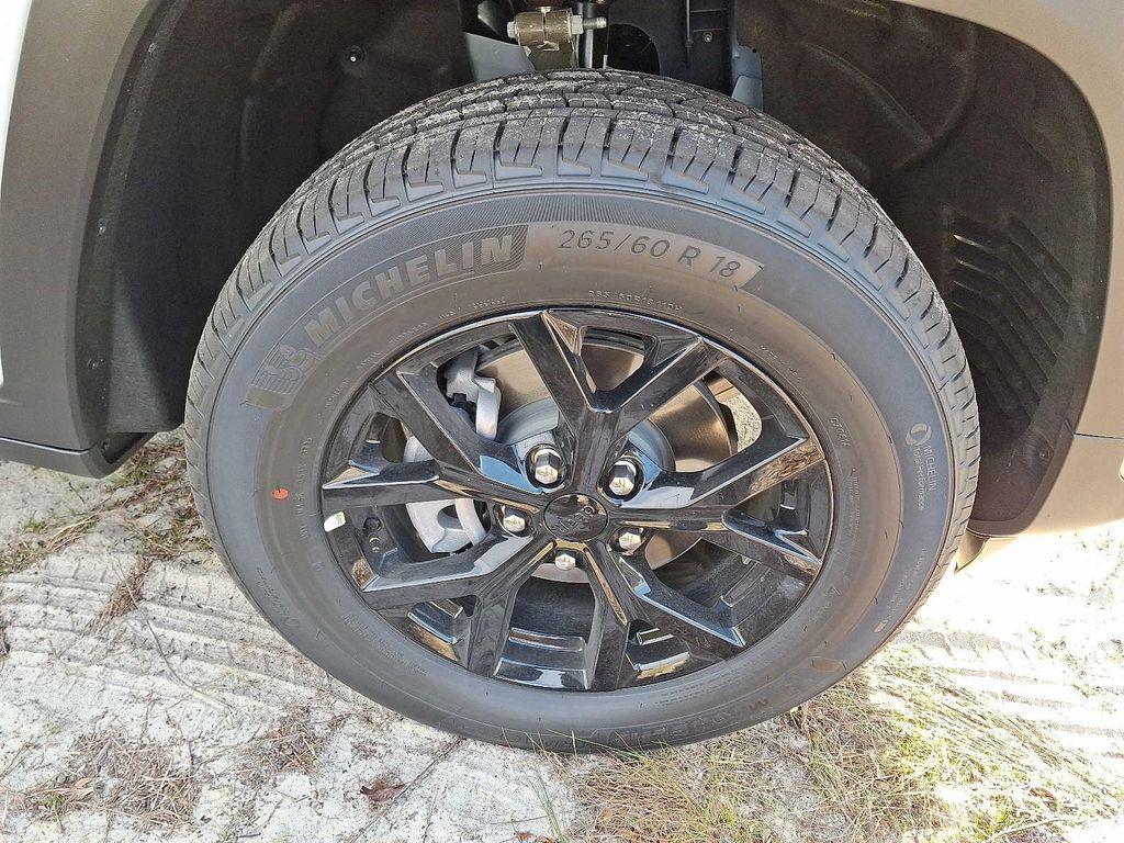 new 2025 Jeep Grand Cherokee car, priced at $46,135