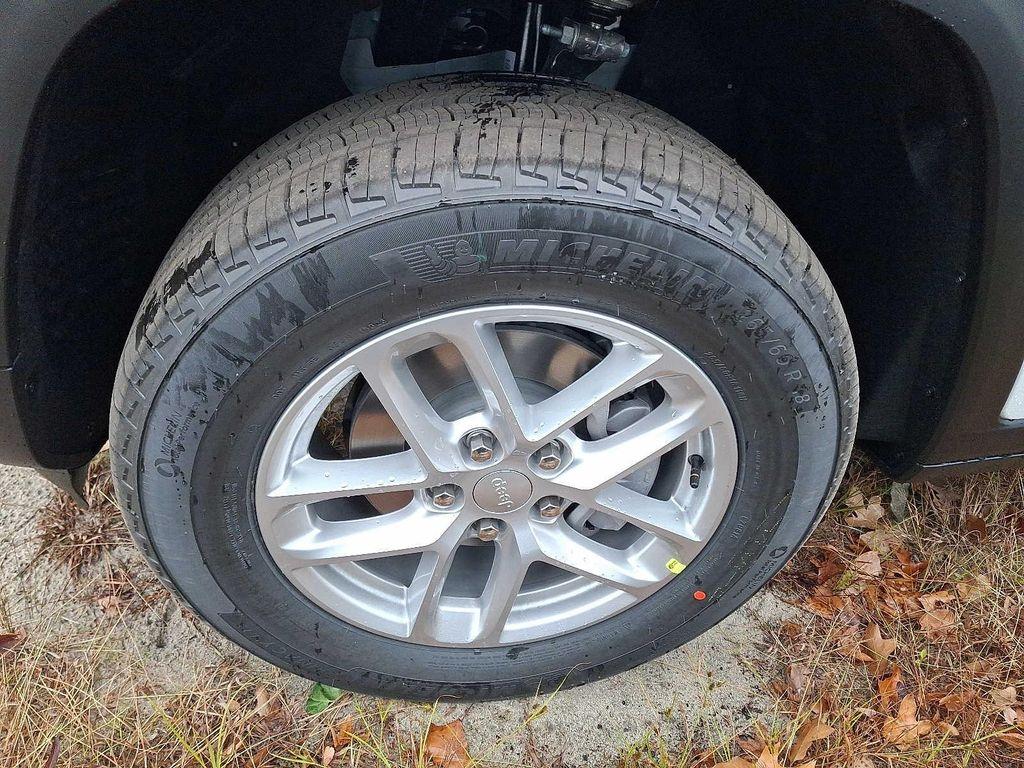 new 2025 Jeep Grand Cherokee car, priced at $43,575