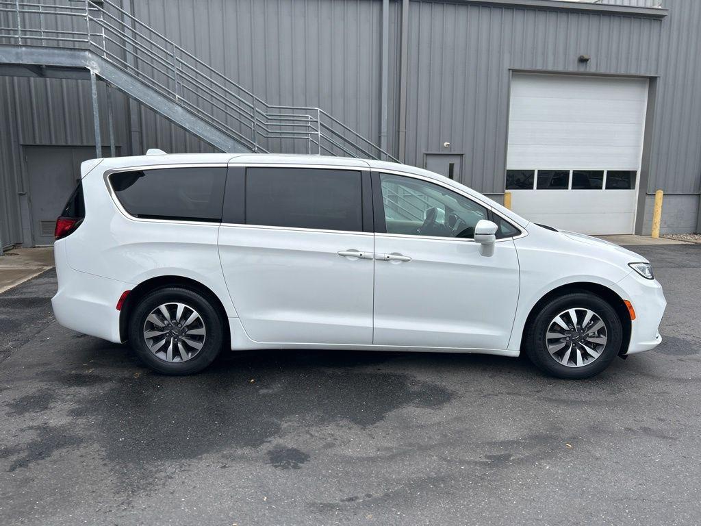 used 2022 Chrysler Pacifica Hybrid car, priced at $27,700