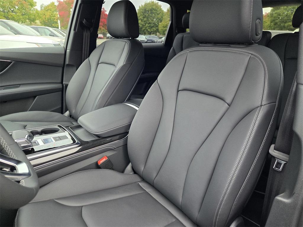 new 2025 Audi Q7 car, priced at $66,765