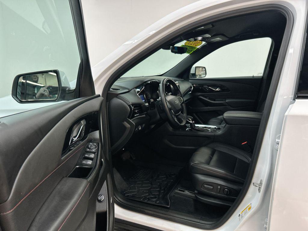 used 2023 Chevrolet Traverse car, priced at $32,400