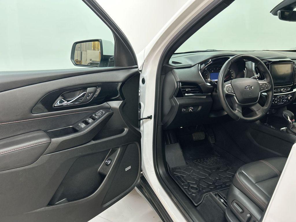 used 2023 Chevrolet Traverse car, priced at $32,400
