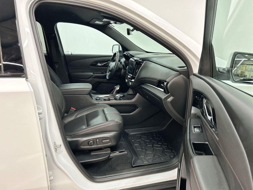 used 2023 Chevrolet Traverse car, priced at $32,400