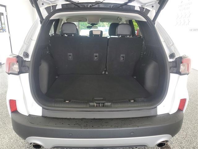 2022 Oxford White Ford Escape