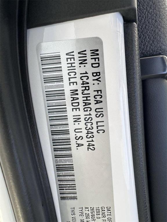 new 2025 Jeep Grand Cherokee car, priced at $40,385