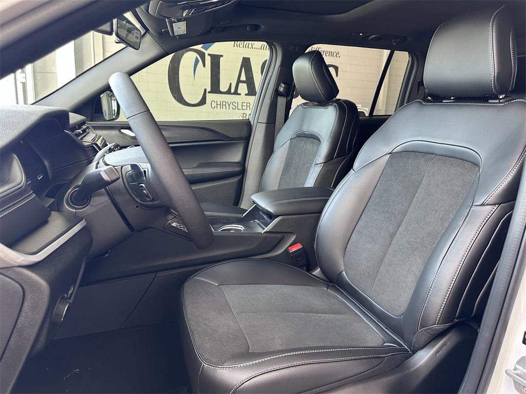 new 2025 Jeep Grand Cherokee car, priced at $40,385