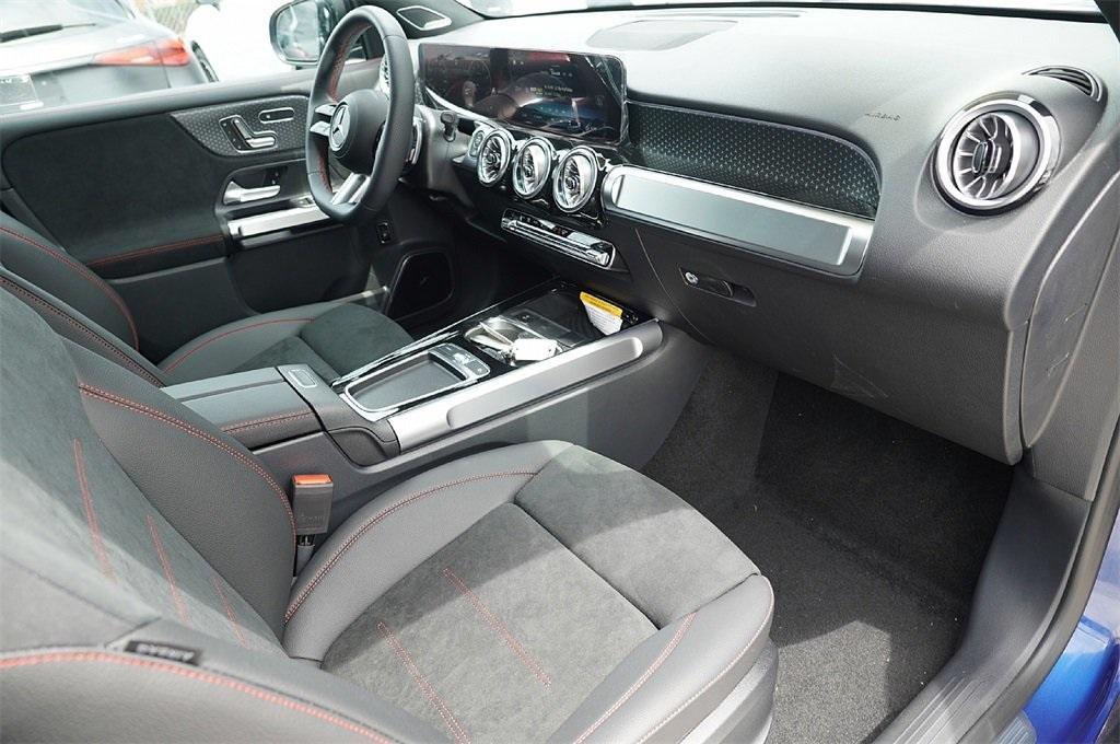 new 2025 Mercedes-Benz GLB 250 car