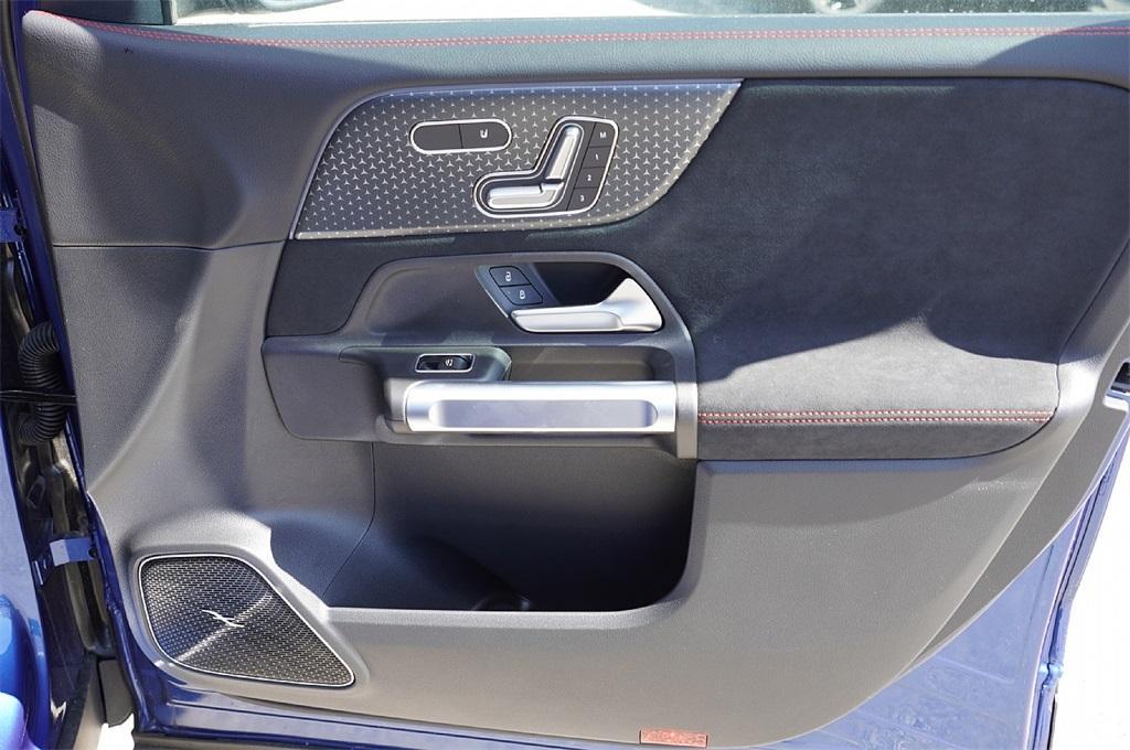 new 2025 Mercedes-Benz GLB 250 car