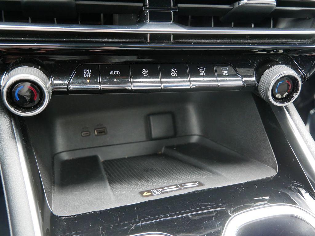 used 2024 Chevrolet Traverse car, priced at $31,949