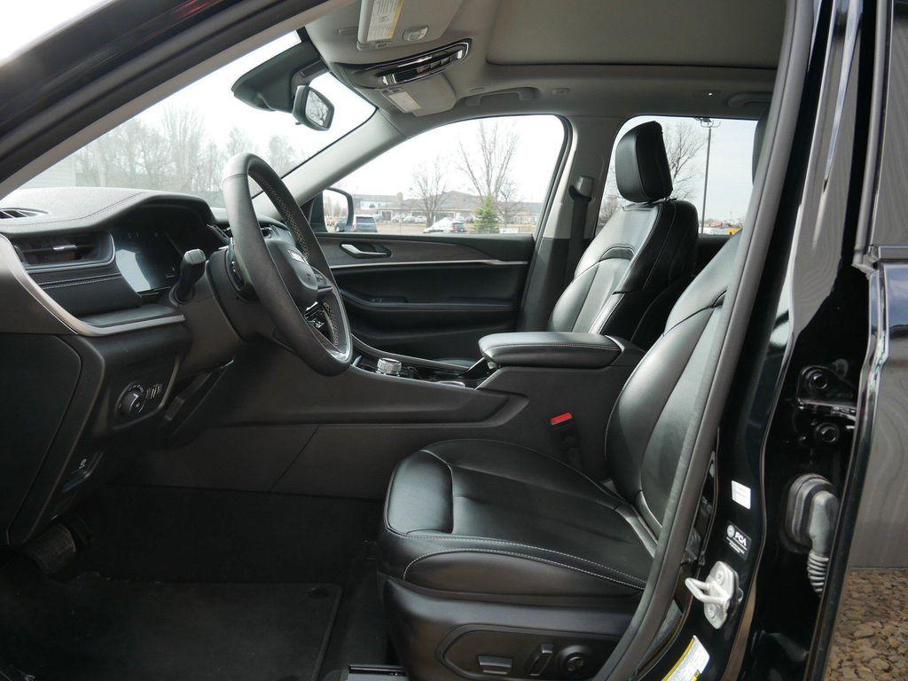used 2023 Jeep Grand Cherokee car, priced at $32,982