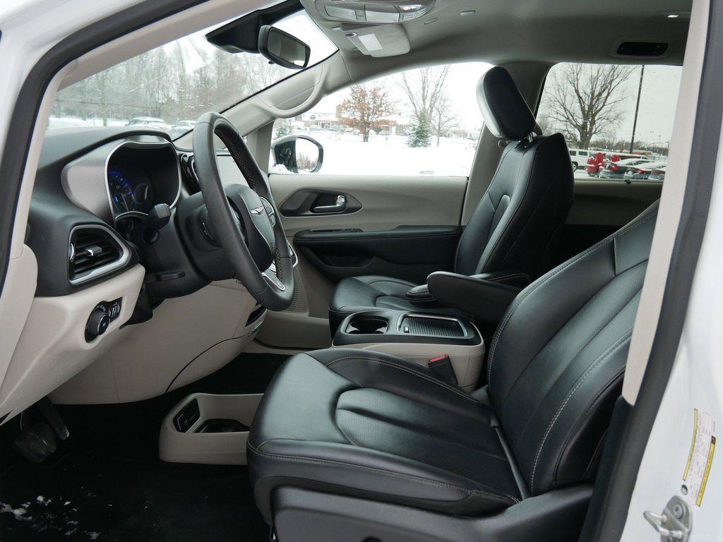 used 2024 Chrysler Pacifica car, priced at $26,982