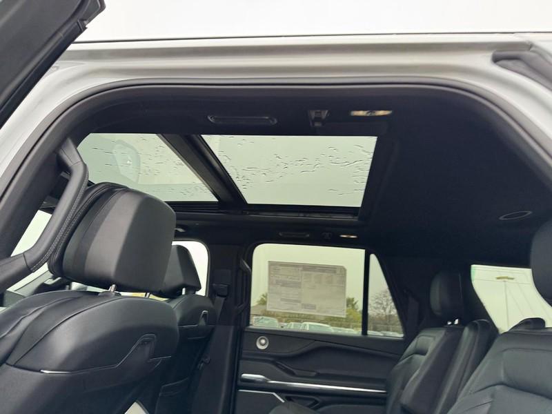 new 2025 Lincoln Navigator car, priced at $108,075