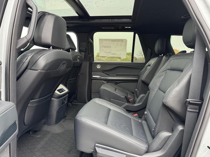 new 2025 Lincoln Navigator car, priced at $108,075