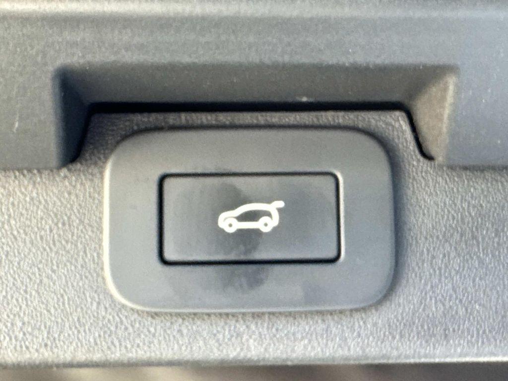 used 2025 Land Rover Discovery car, priced at $51,998