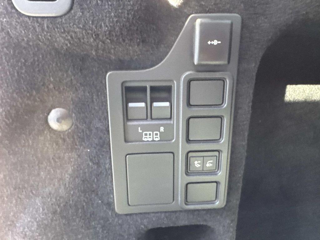 used 2025 Land Rover Discovery car, priced at $51,998