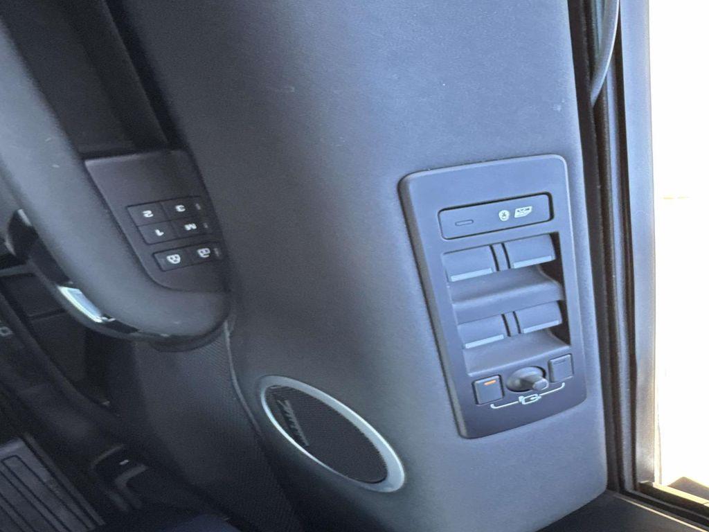 used 2025 Land Rover Discovery car, priced at $51,998