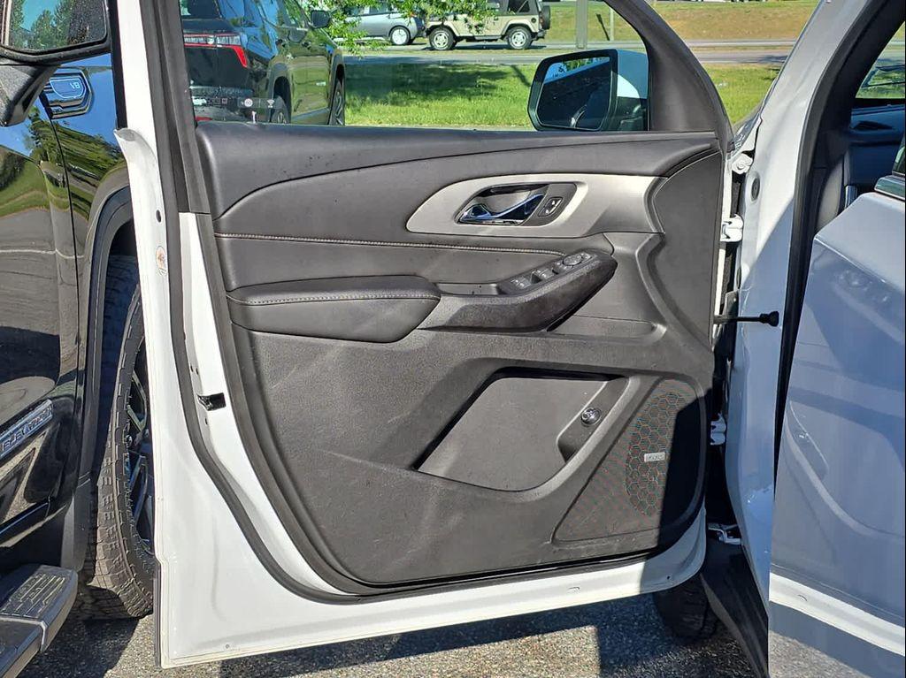 used 2023 Chevrolet Traverse car, priced at $34,900