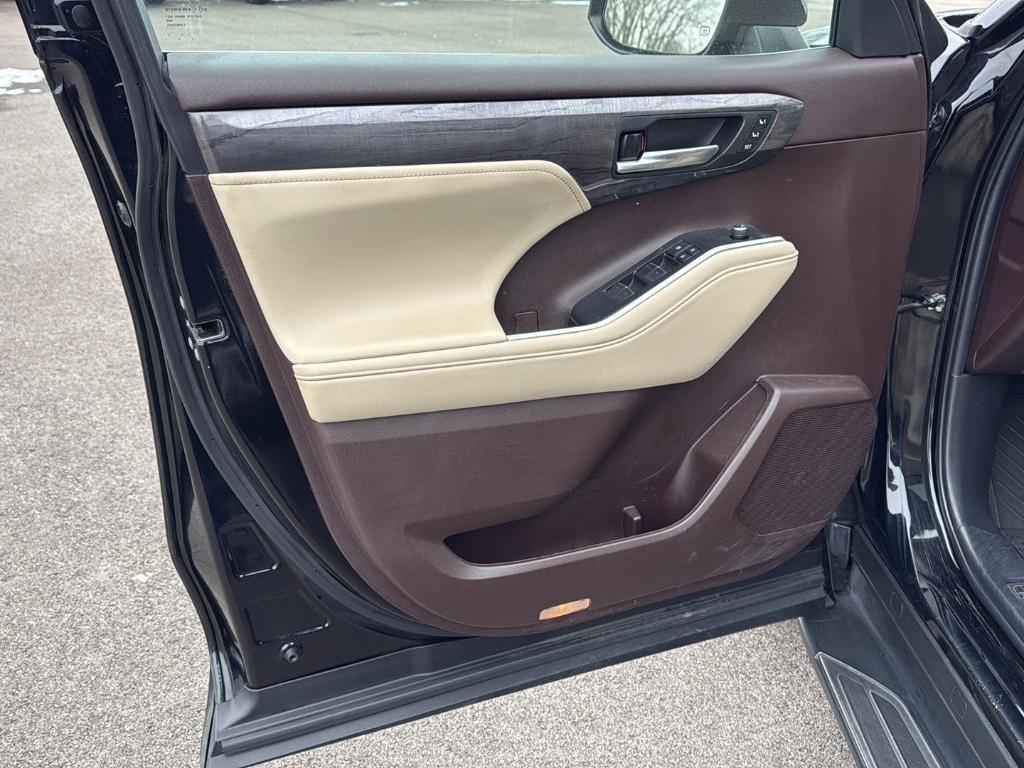used 2022 Toyota Highlander car, priced at $36,200
