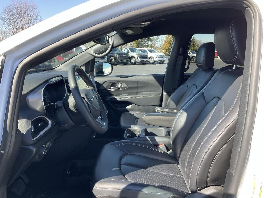 used 2025 Chrysler Pacifica car, priced at $30,000