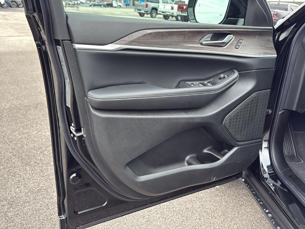 new 2025 Jeep Grand Cherokee car, priced at $50,720