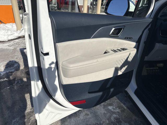 used 2025 Kia Carnival Hybrid car, priced at $41,690