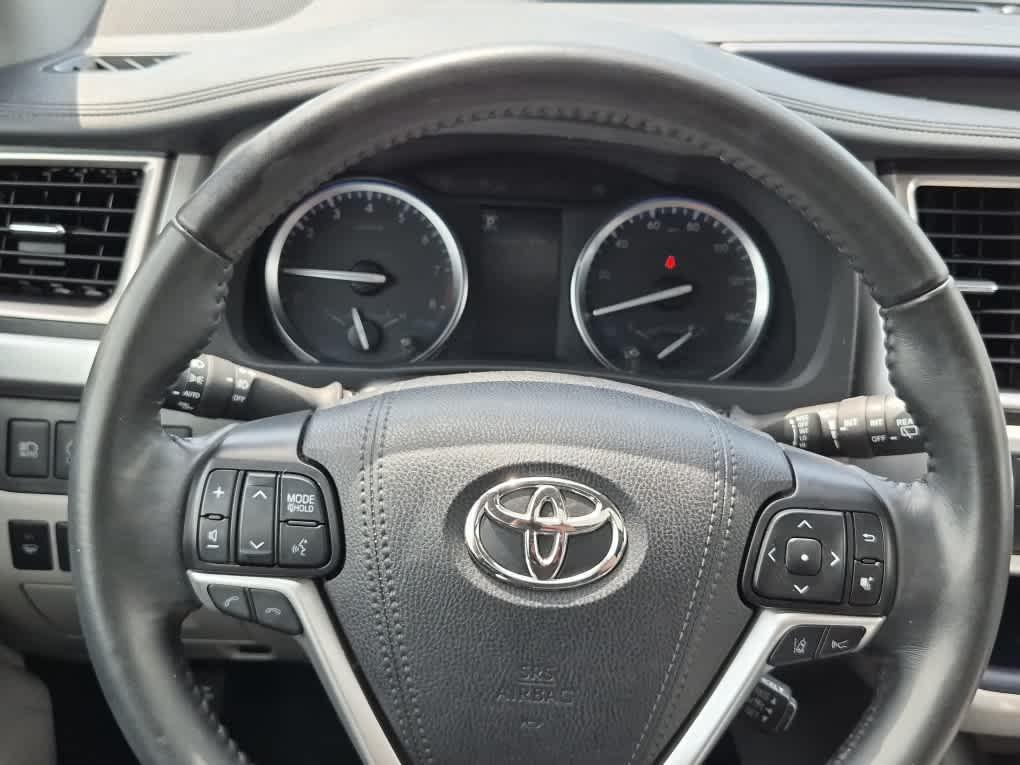 used 2019 Toyota Highlander car, priced at $29,487