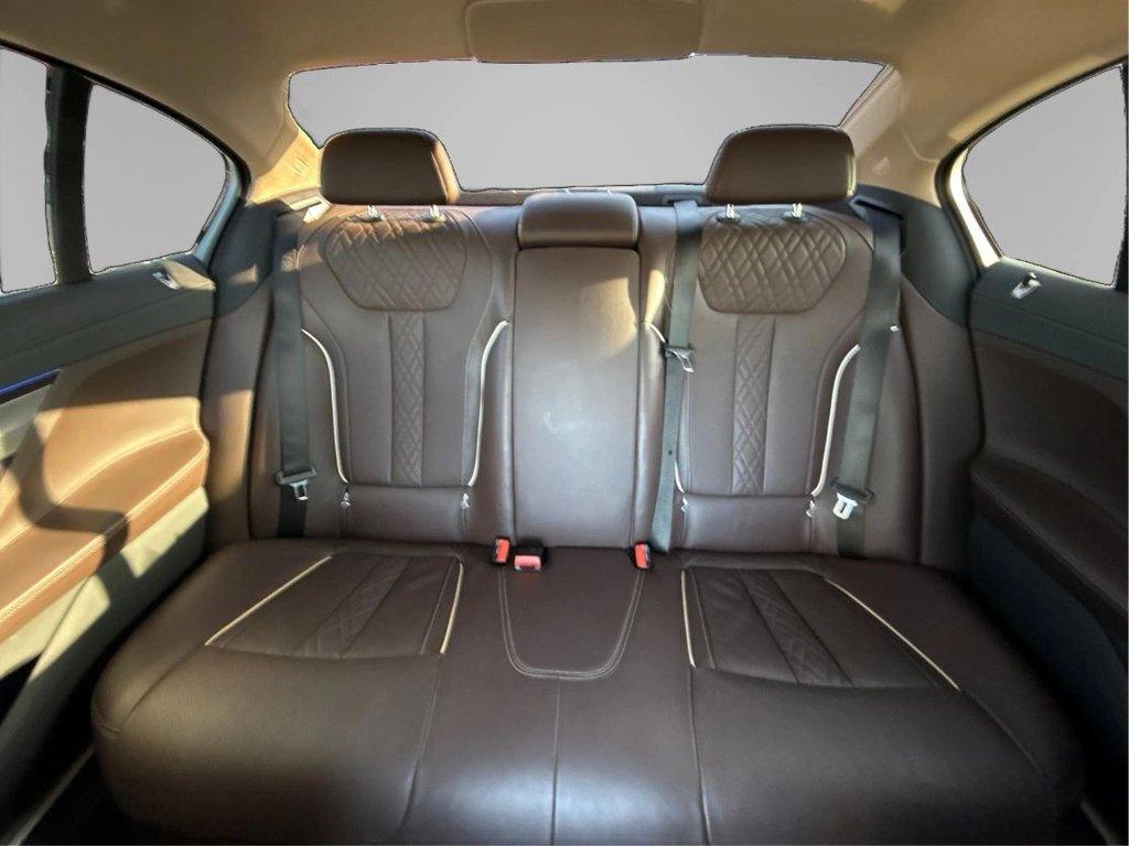 BMW 7 Series view 17