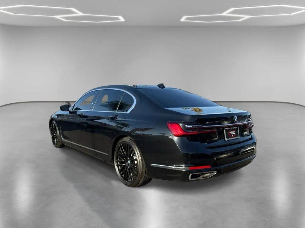 BMW 7 Series view 9