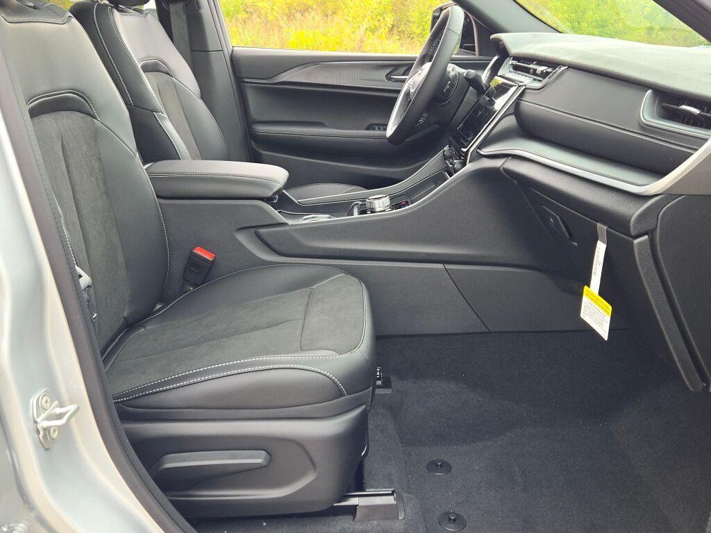 new 2025 Jeep Grand Cherokee L car, priced at $40,000