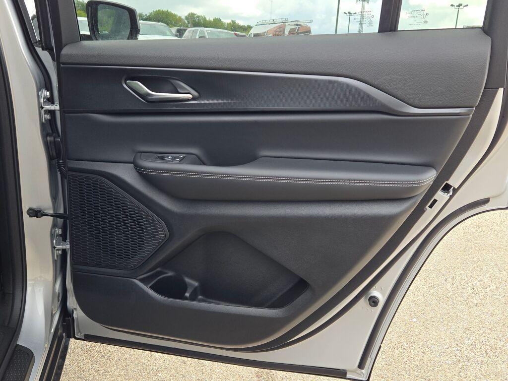 new 2025 Jeep Grand Cherokee L car, priced at $40,000