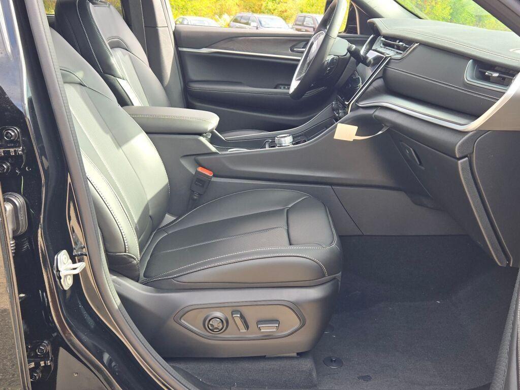 new 2025 Jeep Grand Cherokee car, priced at $45,245