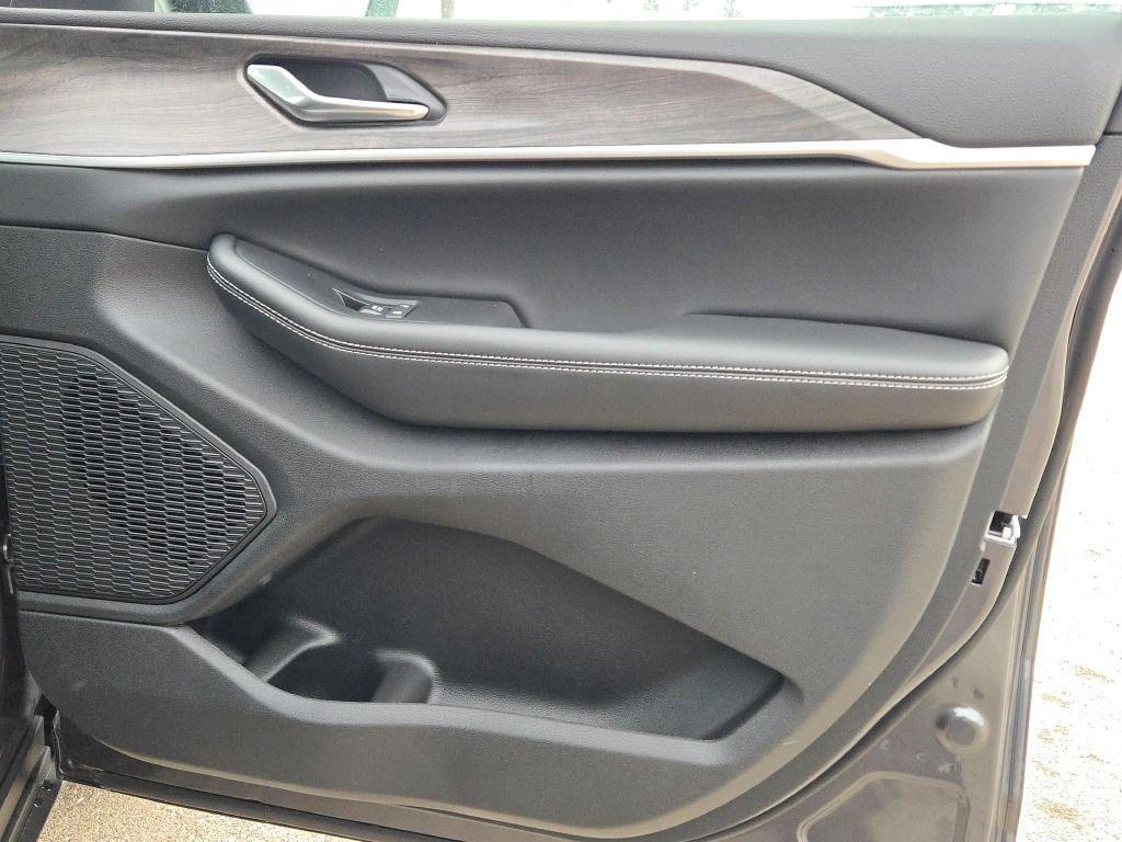 new 2025 Jeep Grand Cherokee car, priced at $43,245