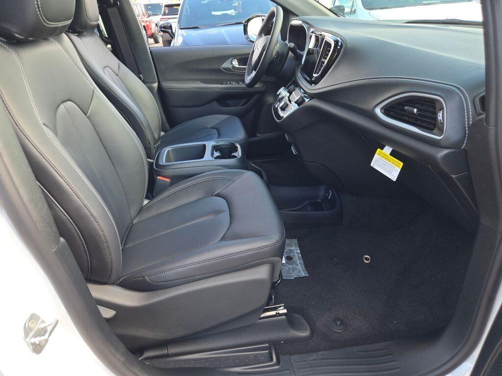 new 2026 Chrysler Pacifica car, priced at $40,392