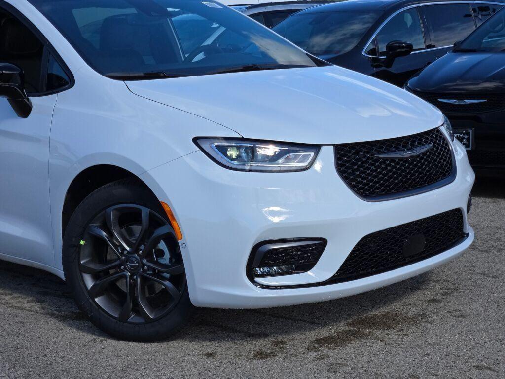 new 2026 Chrysler Pacifica car, priced at $40,392