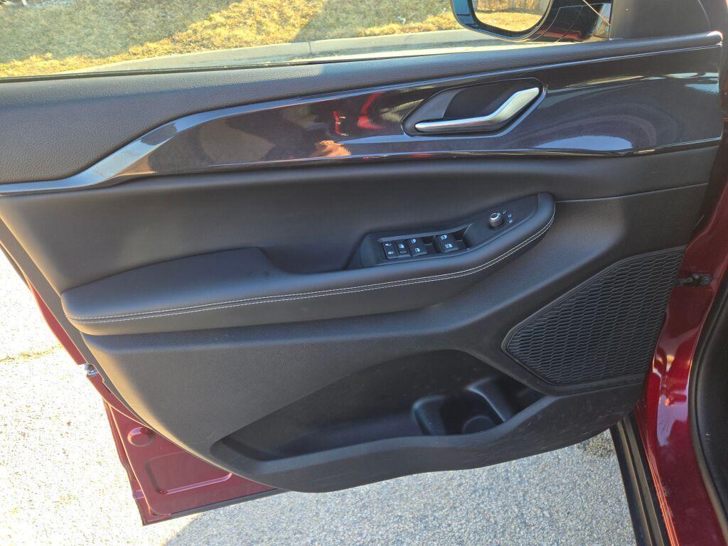 used 2023 Jeep Grand Cherokee car, priced at $28,846