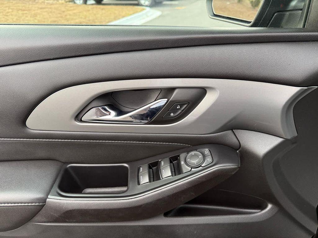 used 2023 Chevrolet Traverse car, priced at $22,900