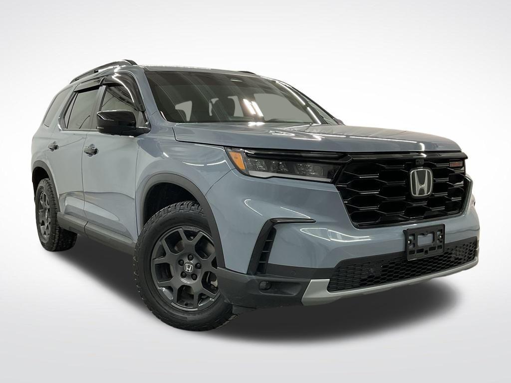 used 2025 Honda Pilot car, priced at $41,990