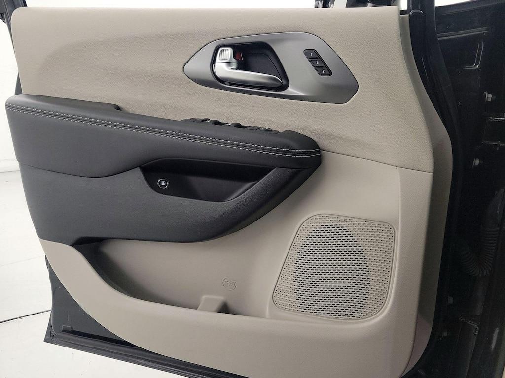 used 2024 Chrysler Pacifica Hybrid car, priced at $27,998